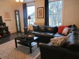 Charming Century 2 Bedroom Downtown New Liskeard, Hotel in Temiskaming Shores