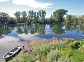 Ferienwohnung 11 mit großer Terrasse am Privatsee