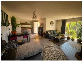 Chambre dans grande maison paisible