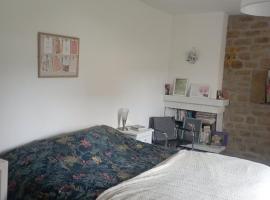 Chambre chez l'habitant, hotel in Le Val-Saint-Père