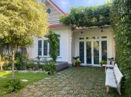 Villa Nghỉ Dưỡng Nguy&ecirc;n Căn, hotel com piscina em Trung An