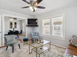 Charming Bungalow in McKinney – Walk to Downtown bungalow, hôtel à McKinney