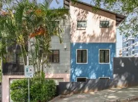 Kangaroo Point Stay - Being Everywhere at Once! Spacious 3 bedroom apartment, central location! Free carpark