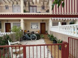 Oasis en la playa con piscina, hotel in San Pedro del Pinatar