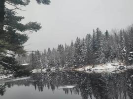 Le Jasmin chalet complet Rivière Kayak Nature, hotel en Saint-Paulin
