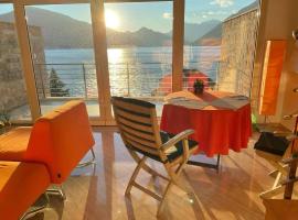 Duplex in Ljuta, Kotor, with stunning views of the bay 50 m to the sea, hotel v destinaci Ljuta