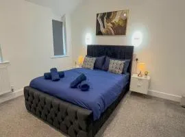 Cozy 5-Bed Caldecott Stays-Sleep 6