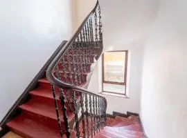 Prime location rooms in high street