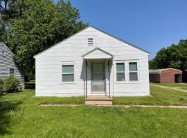 Everything you need - 1 BR 1 BA WIFI SMART TV QN Bed Coffee, Hotel in Wichita