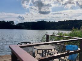 Ferienhaus direkt am See, hotel v destinaci Dabel