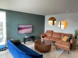 New apartment by the sea with fjord view, parking!