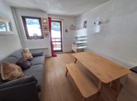 Studio rénové au pied des pistes La Rosiere, hotel in Montvalezan