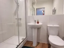 Modern Double Room with Ensuite near Slough Station