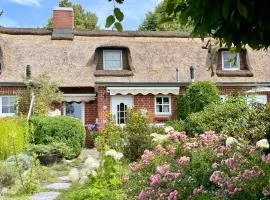 Reetdachhaus in Seenähe, Ruhige Lage, Kamin & Terrasse