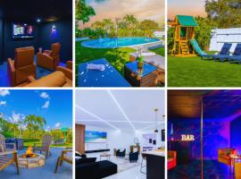 The Glow House w Cinema, Disco, Pool, BBQ, 9 beds, ξενοδοχείο σε Ives Estates