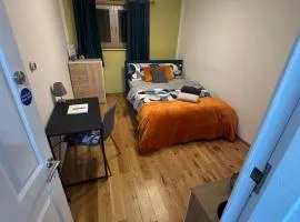 Spacious En-Suite Rooms & Off-Suite Rooms Near Hospital and Shops