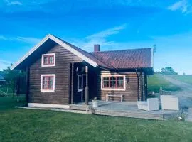 Trevlig stuga på landet med öppen spis