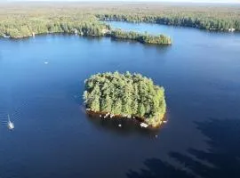 Private Island, 5 Homes, 2 HotTub, Boat -Sleeps 17