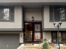Modern Glass City Home, hotel v destinaci Toledo