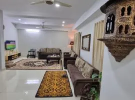 Three Bed Attached Bath Netflix Wifi Smart TV Parking WFH Desk
