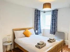 Modern Spacious Retreat Full Fibre Wi-fi & Free Parking