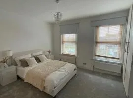 House - Sleeps 6 - Garden - Parking