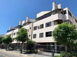 Apartamento de dois quartos para 6 pessoas em Canasvieiras a uma quadra da praia em área nobre