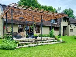 Rustic Farmhouse, Curry's Post - SOLAR POWERED