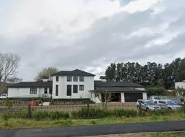Spacious 7-Bedroom Home in Helensville,Shared Accommodation-Host On-Site