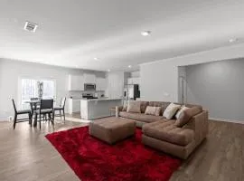 Elegant Townhouse Retreat Near Mall Of Georgia