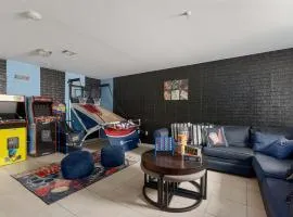 Welcome to Newark Gem - Entire Home - sleeps 20 - Perfect for Large Groups
