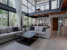 Luxury Modern Loft Villa Riverhouse, hotel di Laguna Phuket
