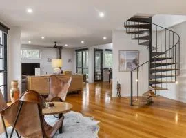 Stylish 3-Bedroom and Outdoor Grill and Pizza Oven