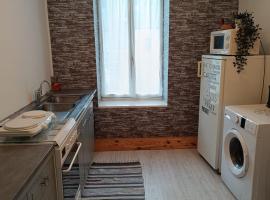 Appartement au centre de Bourbon, hotel v destinaci Bourbon-lʼArchambault