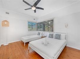 Sans Souci 4-Bedroom Home Near Beach, hotel v destinaci Sydney