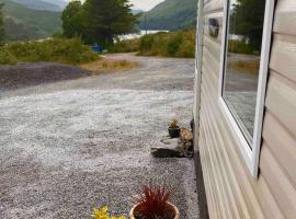 Beautiful Bright holiday let, 5 Miles from Dornie, hotel u gradu Sallachy