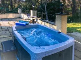 Acorns with own hot tub, romantic escape, close to Lyme Regis