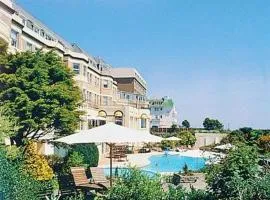 Carlton Club Apartments East Overcliff