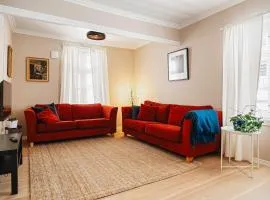 DINBNB Homes l Charming 2-Bedroom Home by the Sea Cozy