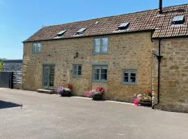 RusticRetreat-4Guests-Fireplace-Parking-Garden