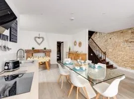 Maison moderne, en pierre avec terrasse pour 6