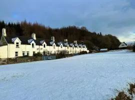 Cosy Cottage with Woodburner by Crinan Canal Pets Welcome