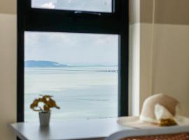 Urban Seaview Home, hotel em George Town