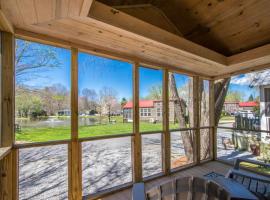 Lakeview 2BR Tiny Home near Trails and Bocce – hotel w mieście Flat Rock