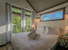 Gorgeous 1BR Tiny Home with Pool and Bocce