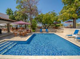 Santorini Kima Beach Resort, hotel en Santa Marta