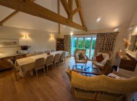 Stunning New Forest Country House - Abbot's Well for up to 10 guests, hotel pro pobyt s dom&aacute;c&iacute;mi mazl&iacute;čky v destinaci Godshill