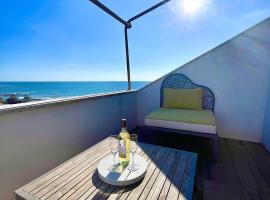 "La Casa da'Mare" un attico di charme vista mare, hotel v destinaci Anzio