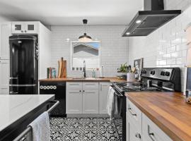 Luxury-Pet Friendly, Farmhouse Bungalow, Downtown Tampa，位于坦帕的酒店