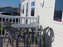 Grouse 54 - Home from Home, Free WiFi, Bed Linen and Towels Included - California Cliffs，位于Scratby的度假园